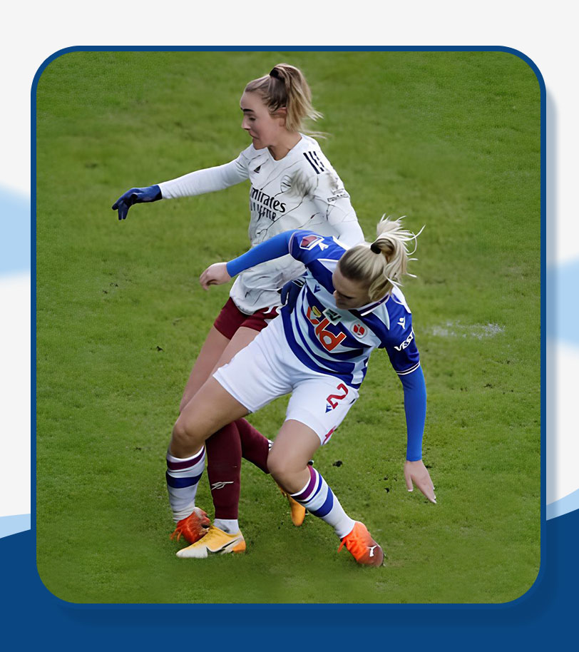 Jogadoras de futebol em disputa de bola, esporte com alto risco de lesão do LCA